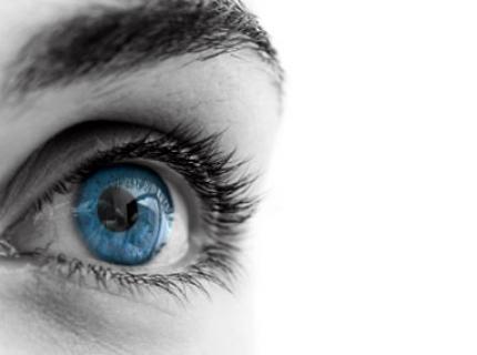 Detalle de un ojo con un iris de color azul.