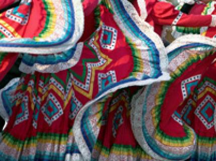Fiesta mexicana con faldas al vuelo.