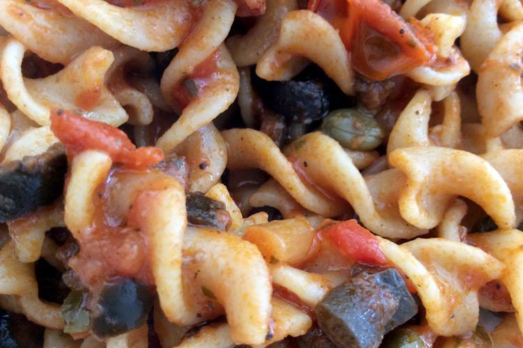 Detalle de espirales con salsa putanesca.