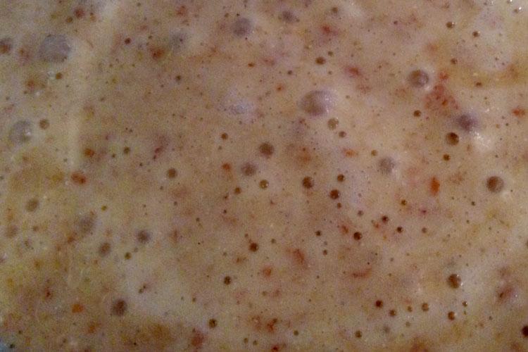 Masa de un bizcocho de yogur hecho con harina integral.