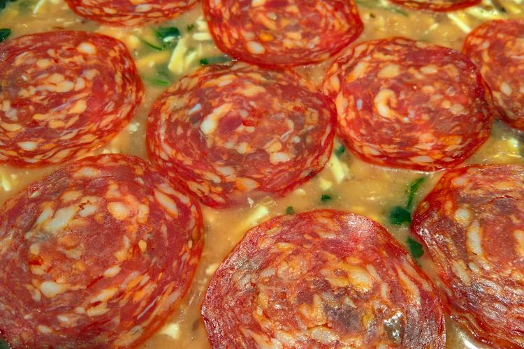 Tortilla de alubias al estilo italiano lista para meter en el horno.