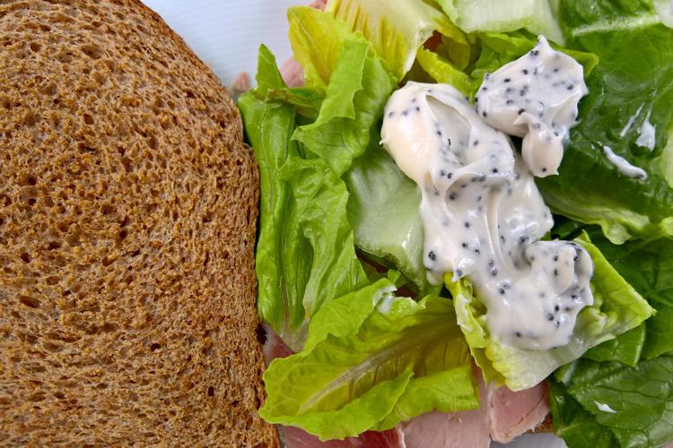 Bocadillo de jamón con ensalada y mayonesa.