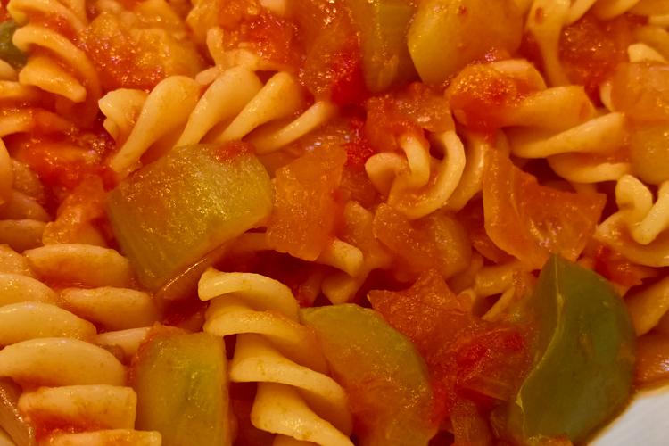 Espirales de pasta con pisto de calabacines.
