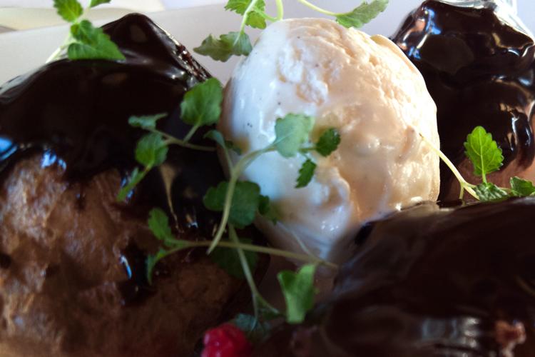 Profiteroles con melisa.