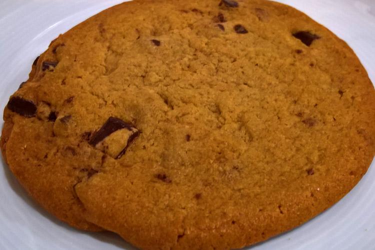 Galleta gigante con pepitas de chocolate.