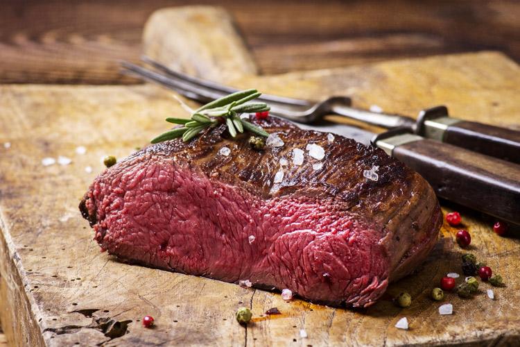 Carne de venado en su punto, aún rosada.