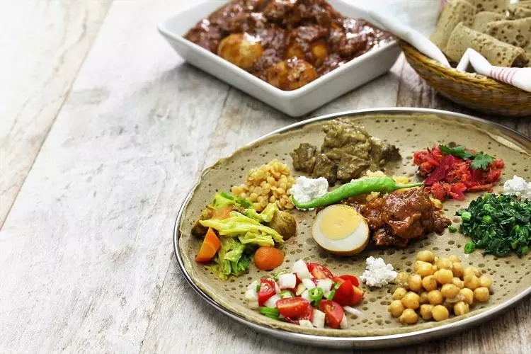 Comida etíope y pan injera.