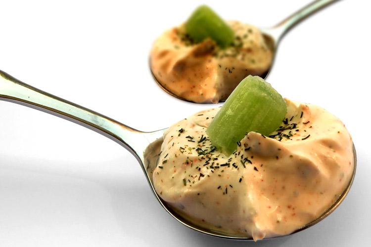 Dos cucharas con crema de melocotón con kiwi.