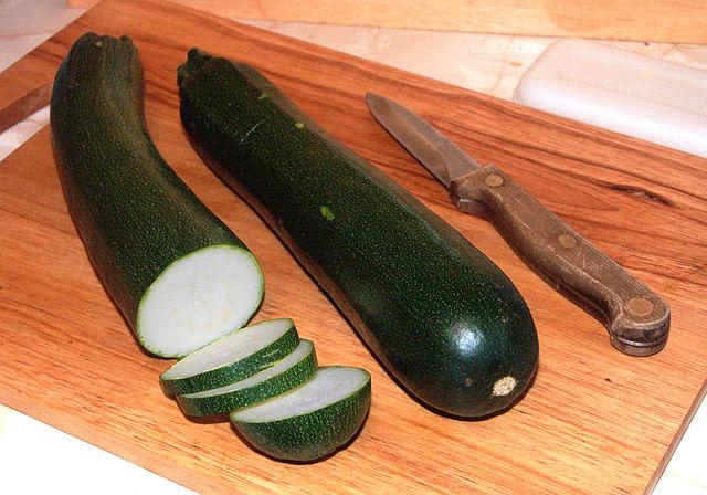 Calabacines sobre una tabla de cocina con un cuchillo al lado.