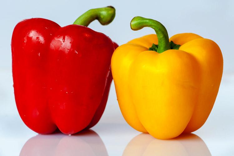 Un pimiento rojo y un pimiento amarillo.