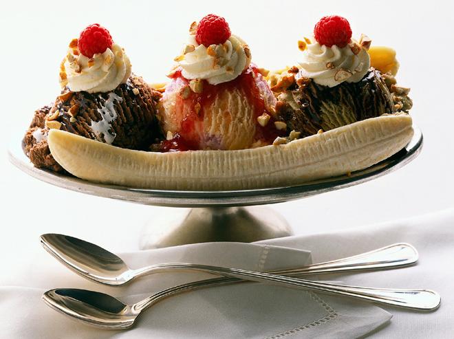 Banana split en copa.