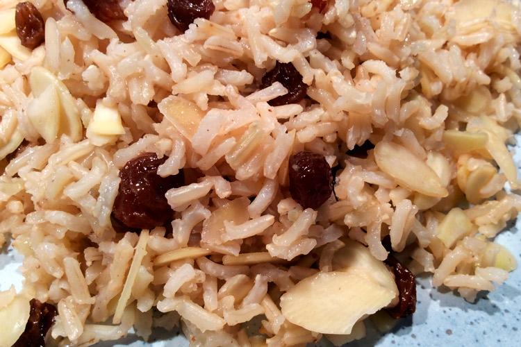 Arroz con uvas pasas y almendras, al estilo egipcio, en un plato.
