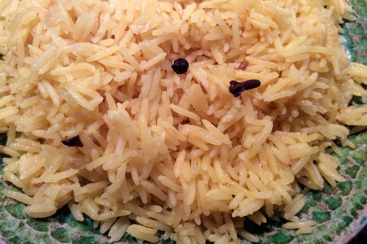 Arroz pilau hervido en leche de coco.