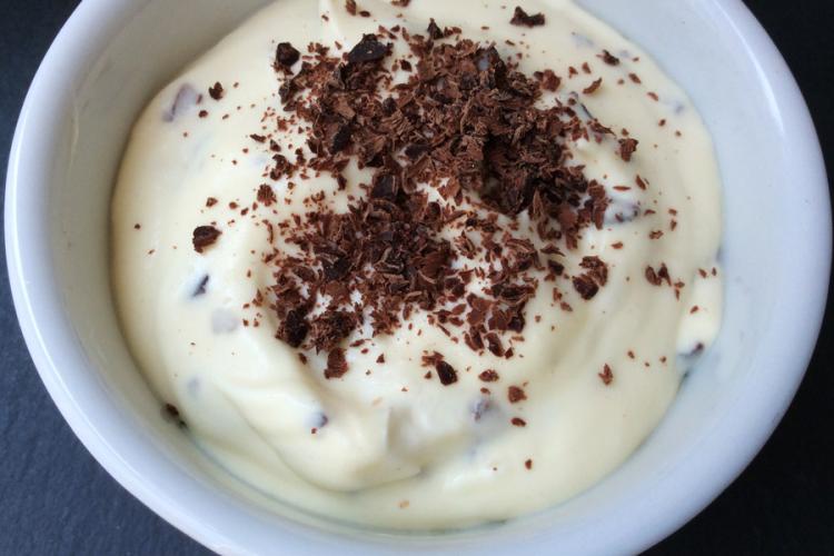 Crema de natillas y nata con chocolate, herrencreme.