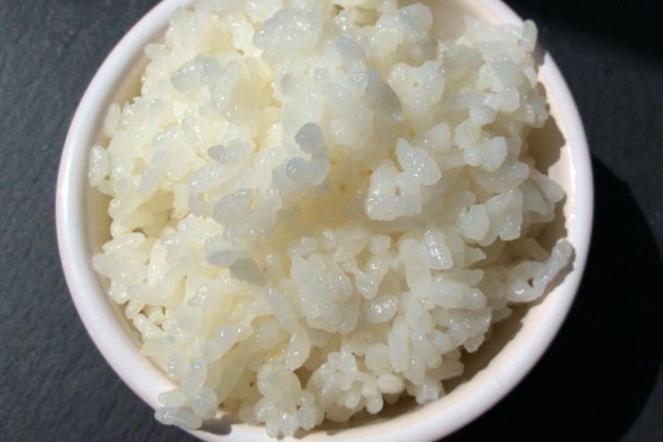 Arroz sushi hervido al estilo japonés, se aglutina.