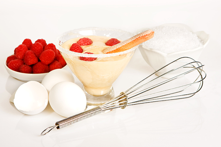 Sabayón con frambuesas y algunos de sus ingredientes.