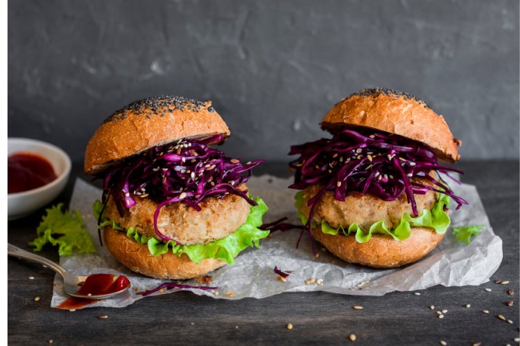 Hamburguesas de alubias blancas y arroz en bollos con lombarda.
