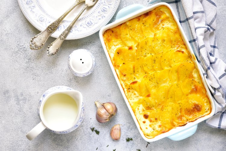 Patatas y puerros gratinados con nata líquida, ajo y hierbas.