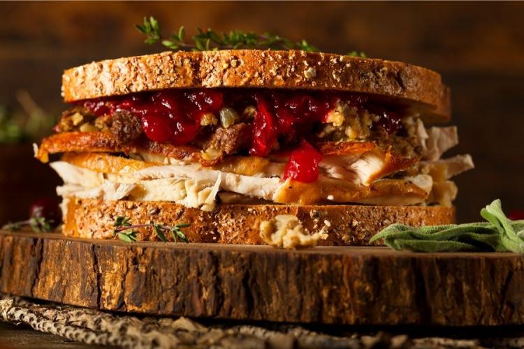 Bocadillo de pavo asado en rebanadas de pan.