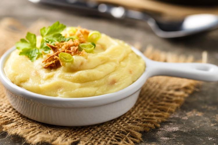 Puré de patata con cebolla crujiente en plato individual.