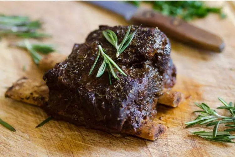 Costillas de vaca a la barbacoa con romero.