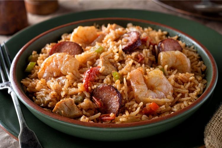 Jambalaya con gambas y salchchas.