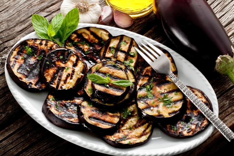 Rodajas de berenjena a la parrilla en un plato.