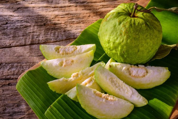 Guayaba cortada y guayaba entera.