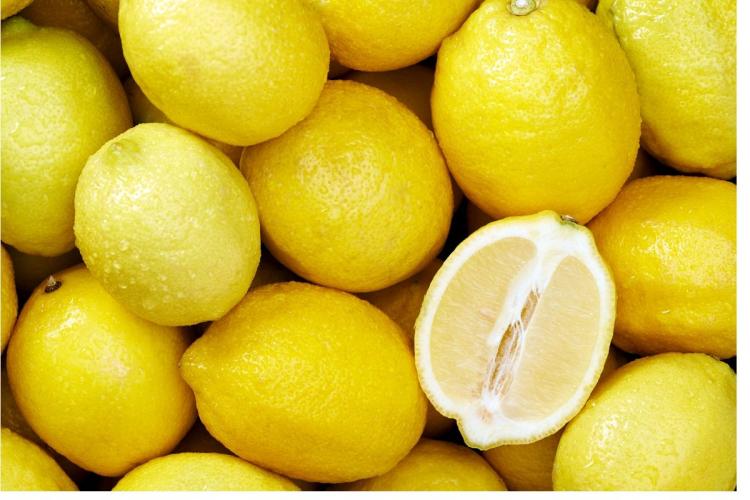 Limones enteros y un medio limón.