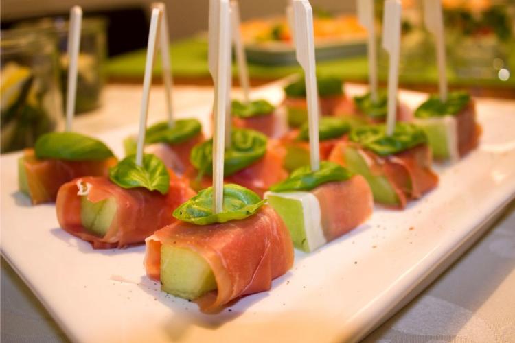 Aperitivos de melón con jamón.