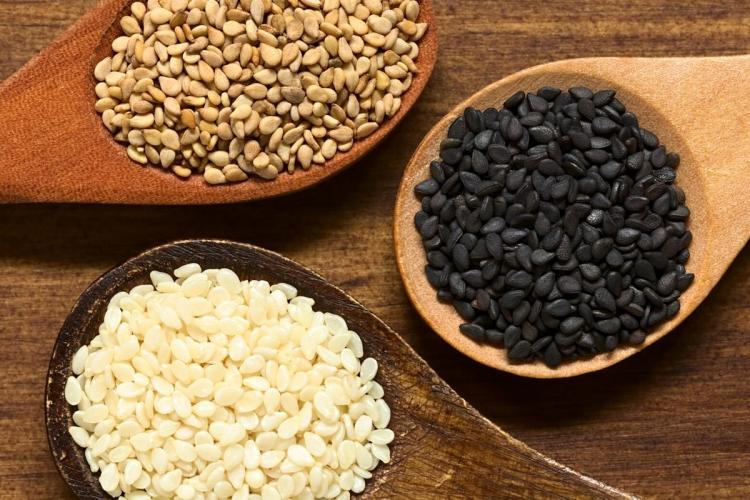 Cucharas de madera con sésamo tostado, sésamo negro y sésamo blanco.