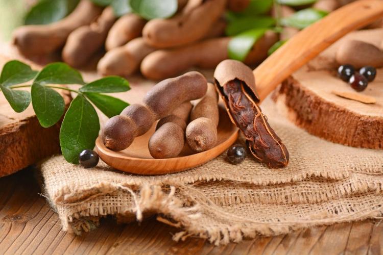 Frutos del tamarindo sobre una mesa.