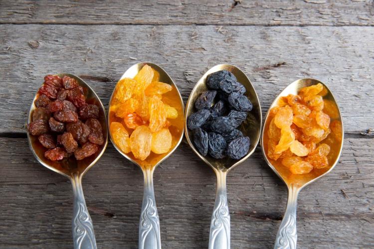 Cucharas con diferentes tipos de uvas pasas.