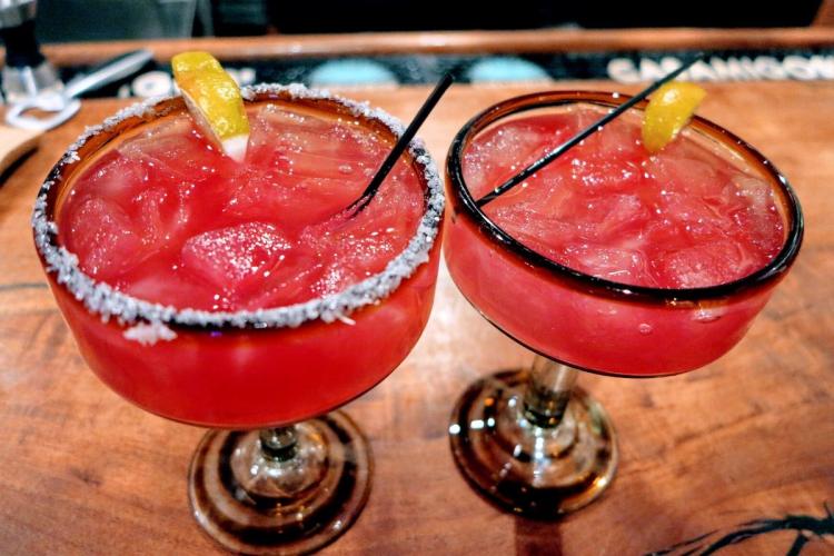 Margaritas de higo chumbo en copas anchas.