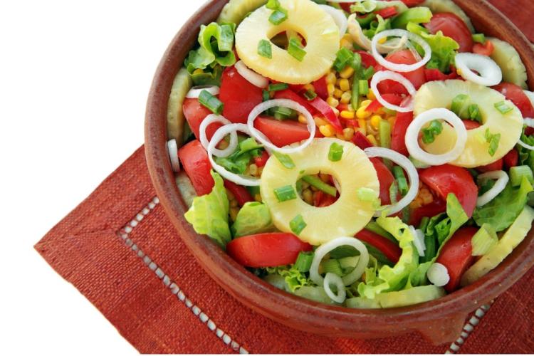 Ensalada variada con rodajas de piña.