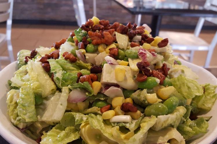 Ensalada con alubias, maíz y queso al estilo de California.