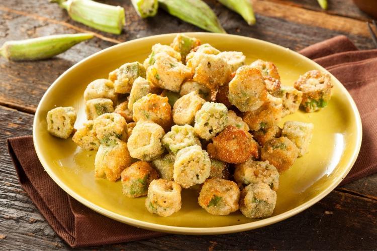 Okra frita.