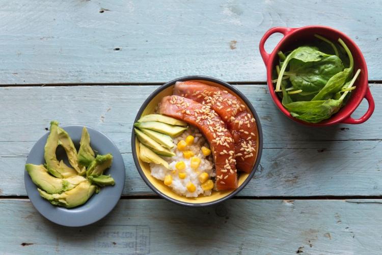 Poke hawaiano con salmón y aguacate.