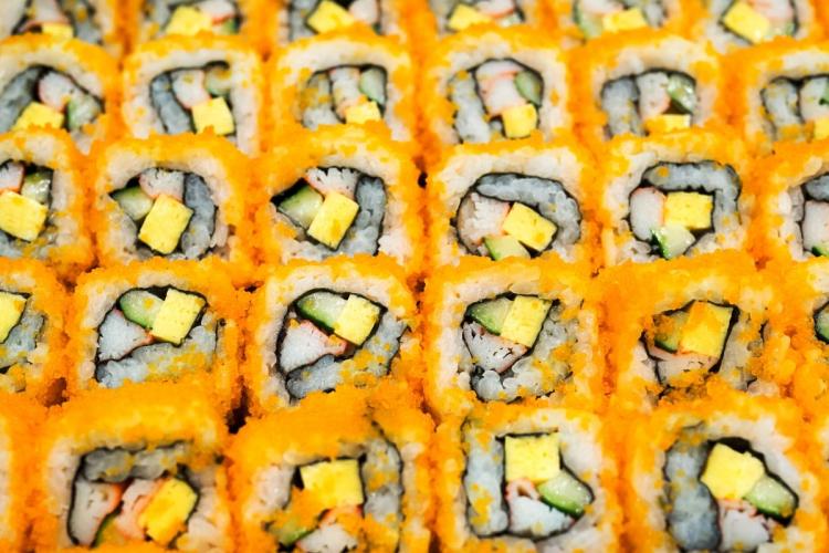 Sushi, rollitos de California.