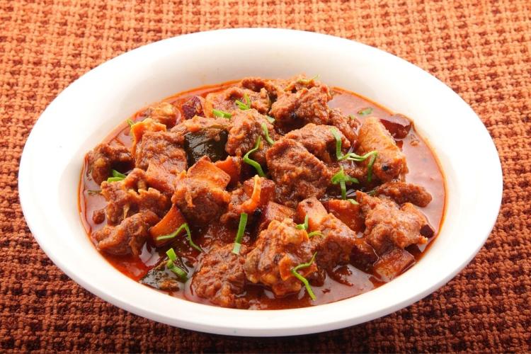 Curry de cordero en un cuenco.