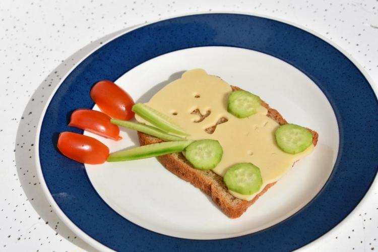 Un bocadillo de queso con forma de osito.