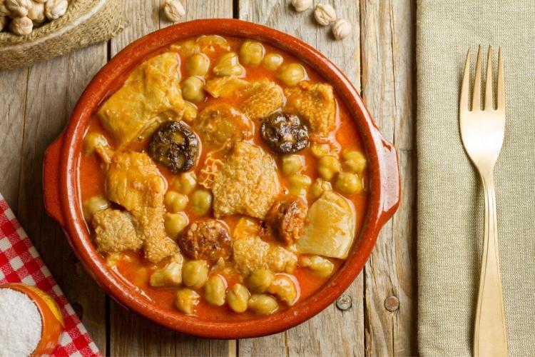 Callos con garbanzos, morcilla y chorizo en cazuela de barro.