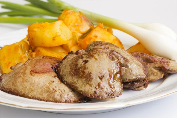 Hígado frito con patatas y cebolla.