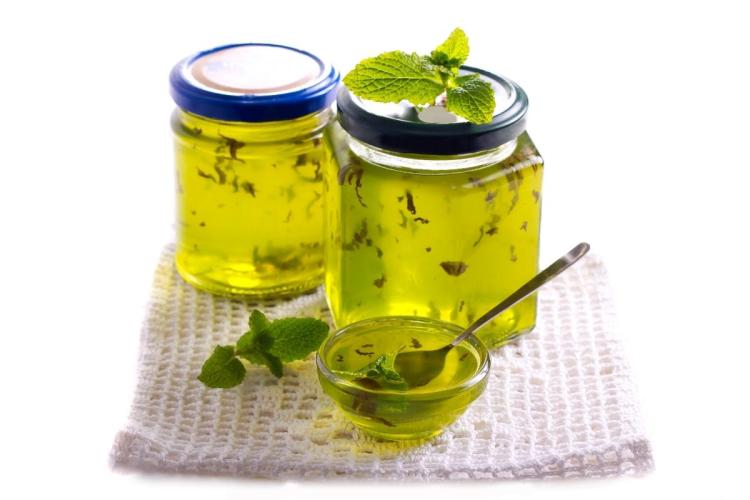 Jalea de menta en tarros.