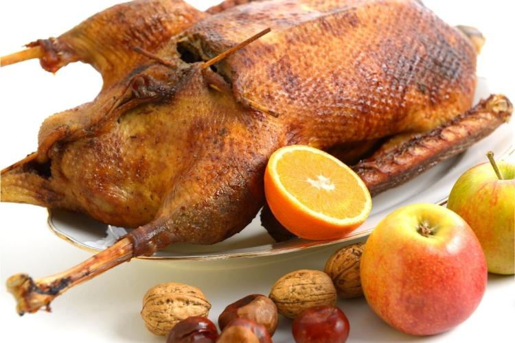 Gansao asado con naranja, manzanas y frutos secos.