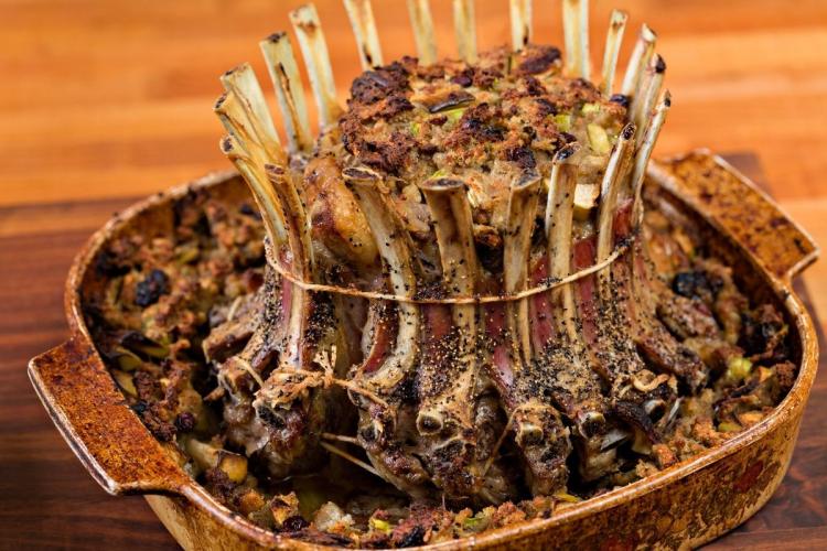 Corona de cordero recién salida del horno, todavía atada con cordel.