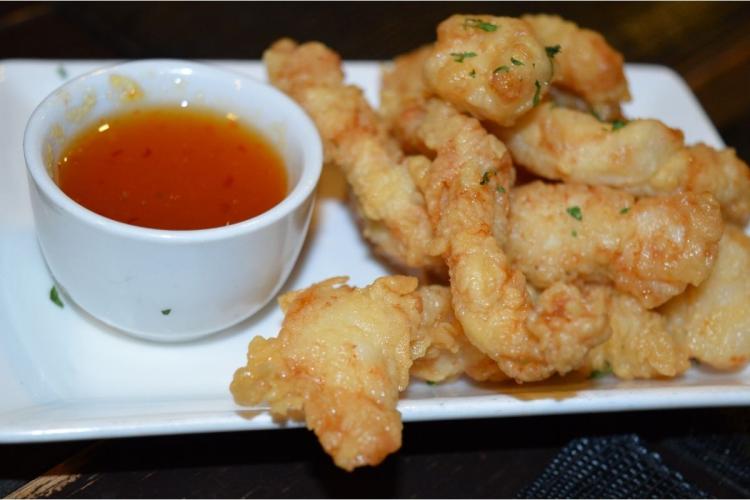 Caimán frito a la romana con salsa picante.