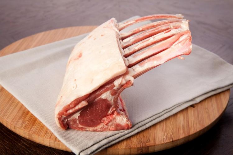 Carré de cordero, chuletas cortadas a la francesa.