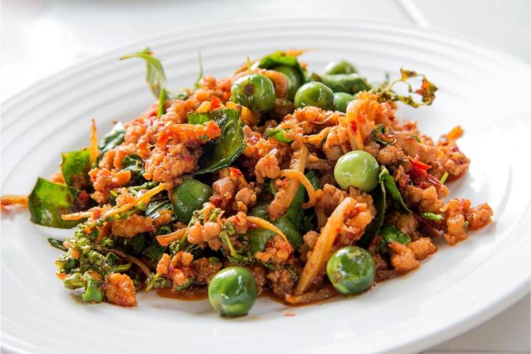 Carne de cocodrilo salteada con picante.