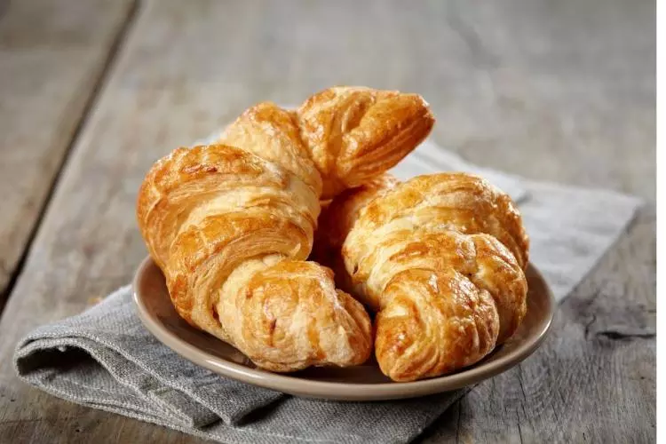 Dos croissants en un plato.